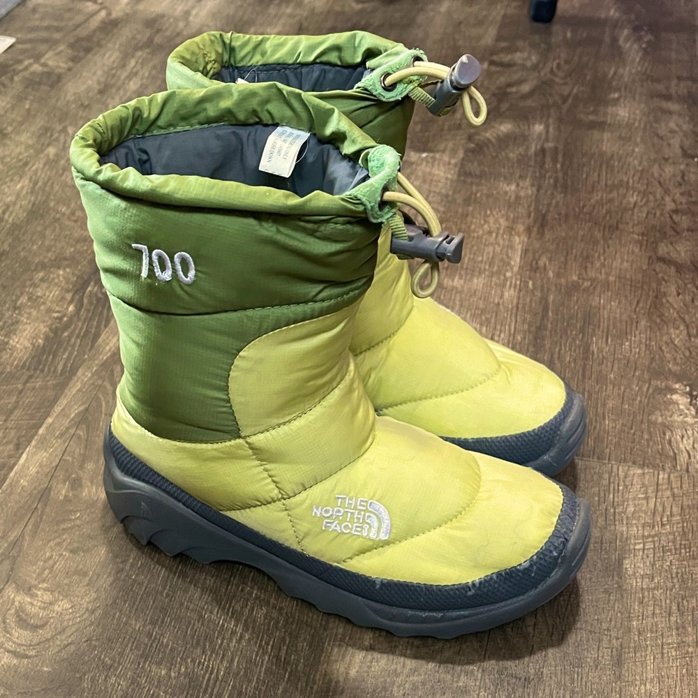 Womens size 5 The NorthFace 700 goose down snowboots